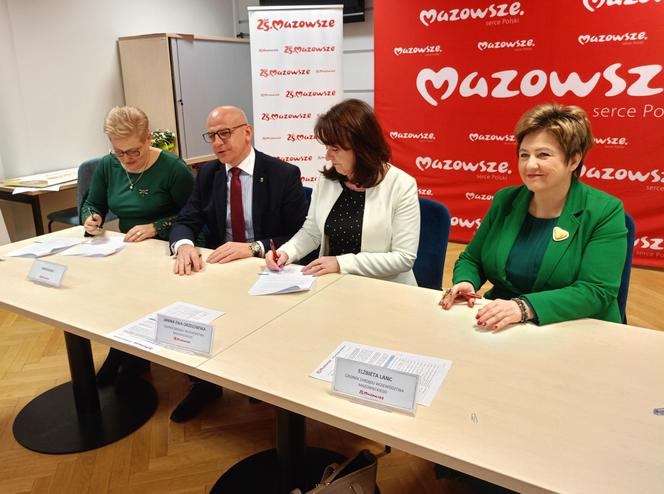 Symboliczne czeki odebrali już w Siedlcach przedstawiciele powiatów siedleckiego, sokołowskiego i węgrowskiego