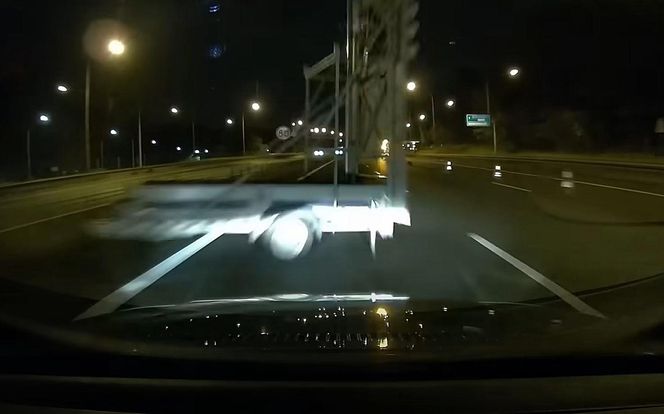 Wypadek na autostradzie A4. Samochód zderzył się z nieoświetloną przyczepką