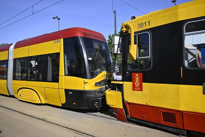Zderzenie tramwajów w centrum Warszawy. 13 osób rannych, ruch tramwajowy wstrzymany