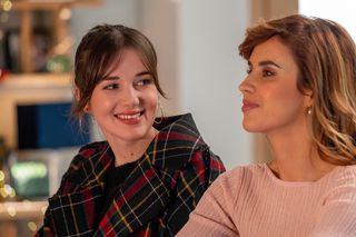 M jak miłość odc. 1863. Kama (Michalina Sosna), Ania (Alina Szczegielniak) 