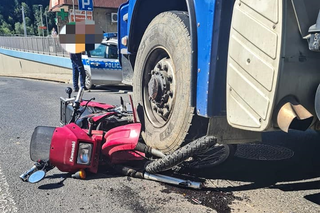 Poronin: Motocyklista wpadł pod ciężarówkę! Ma poważne obrażenia nóg