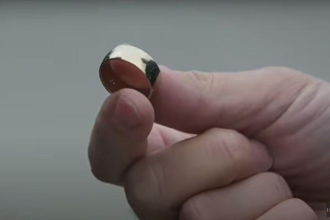 Yaman odprowadzi żonę do auta. Wręczy jej ślubną obrączkę. Ma nadzieję, że jeszcze kiedyś znów ją założy 