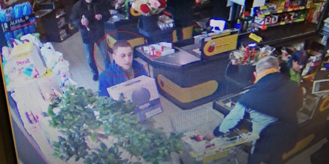 Katowice: Wszedł do Biedronki, zabrał karton wódki i wyszedł. Nikt nawet nie zwrócił uwagi [ZDJĘCIA]