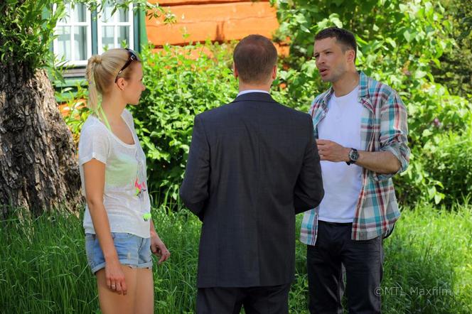 M jak MIŁOŚĆ, odc. 940. Małgosia (Joanna Koroniewska), Tomek (Andrzej Młynarczyk), Andrzej Budzyński (Krystian Wieczorek)