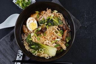 Aromatyczny ramen w zaledwie kilka chwil. Jamie Oliver ma na to sprawdzony sposób