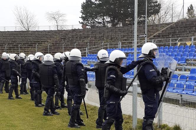 Koszalin: Policja z tarczami ćwiczyła tłumienie rozruchów na stadionie