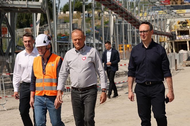Donald Tusk w Męcinie. Premier odwiedził budowę największego tunelu kolejowego w Polsce