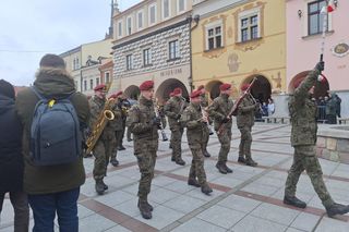 Wojskowa uroczystość na Rynku w Tarnowie