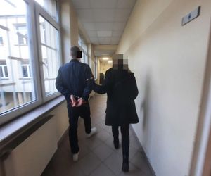 Koszmar na Woli. 21-latek okładał ojca metalową rurką. Chwilę później wylał łatwopalną substancję