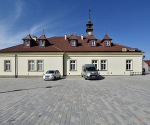 To jedno z najmniejszych miast w Małopolsce. Jedna decyzja papieża sprawiła, że stało się sławne