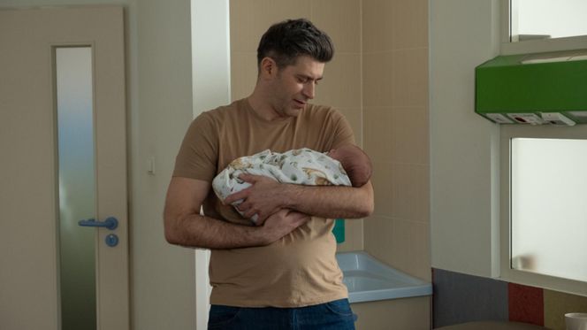 Na Wspólnej odc. 4032: Mikołaj (Krzysztof Wieszczek), synek (Gabrysia Melon)