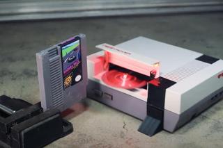 Konsola NES przerobiona w robota siejącego zagładę! Musisz zobaczyć to wideo!
