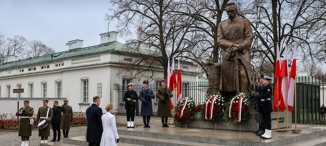 Złożenia wieńców przed pomnikami Ojców Niepodległości: Wincentego Witosa, Ignacego Jana Paderewskiego, Ignacego Daszyńskiego, Romana Dmowskiego, Wojciecha Korfantego i Marszałka Józefa Piłsudskiego.