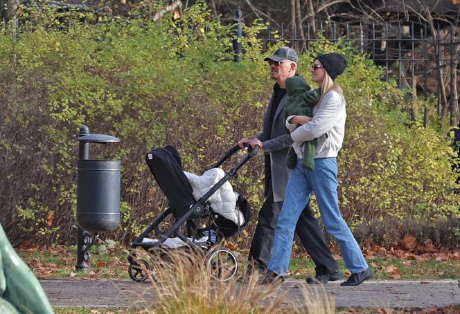 Krzysztof Ibisz z rodziną na spacerze