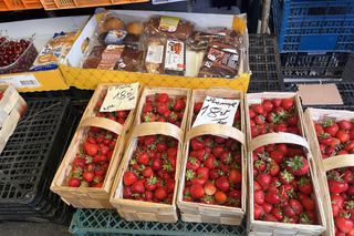 Rzeszowskie targowiska pełne świeżych owoców i warzyw