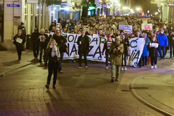 Tłumy mieszkańców Torunia na pikiecie upamiętniającej śmierć Izy z Pszczyny. Na proteście pojawił się Leszek Balcerowicz