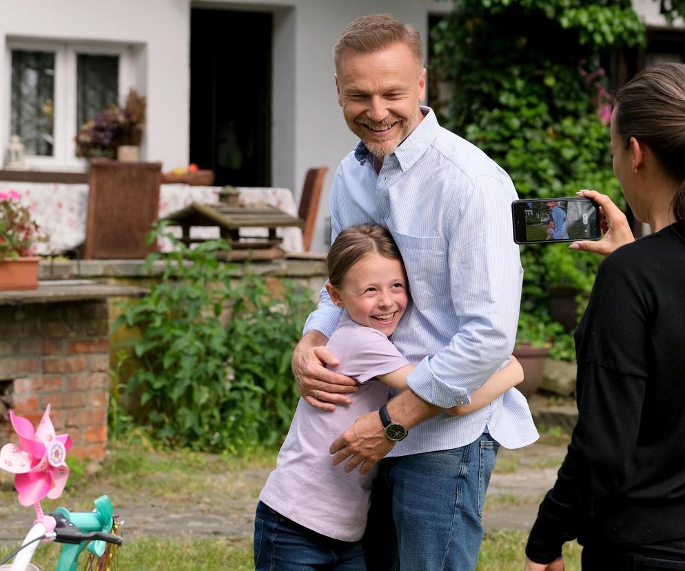 M jak miłość, odcinek 1745: Wielkie szczęście, Magdy i Andrzeja w siedlisku szybko minie. Będą musieli powiedzieć jej o śmierci matki - ZDJĘCIA