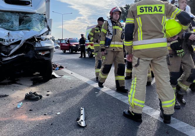 Wypadek na S8 w Wolicy. Kierowca samochodu dostawczego został zakleszczony w kabinie swojego pojazdu