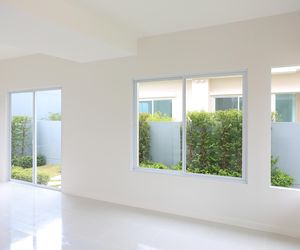 Gładkie ściany już w stanie deweloperskim – jakie tynki i gładzie wybrać?