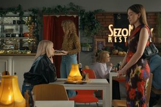 Barwy szczęścia, odcinek 3035. Olga (Dorota Łukasiewicz-Kwietniewska), Madzia Banaś (Natalia Sierzputowska)