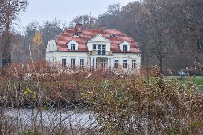 Pojechaliśmy do Chobielina do dworku Radosława Sikorskiego. Oto, co mówią o nim sąsiedzi 