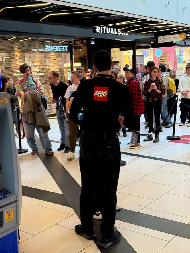 Gigantyczne kolejki na otwarciu Lego Store w Galerii Katowickiej. Klienci wpuszczani pojedynczo