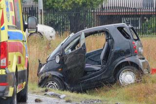 Blochy: Dramat na drodze. Dachował Smartem, wypadł przez okno na asfalt. Nie żyje