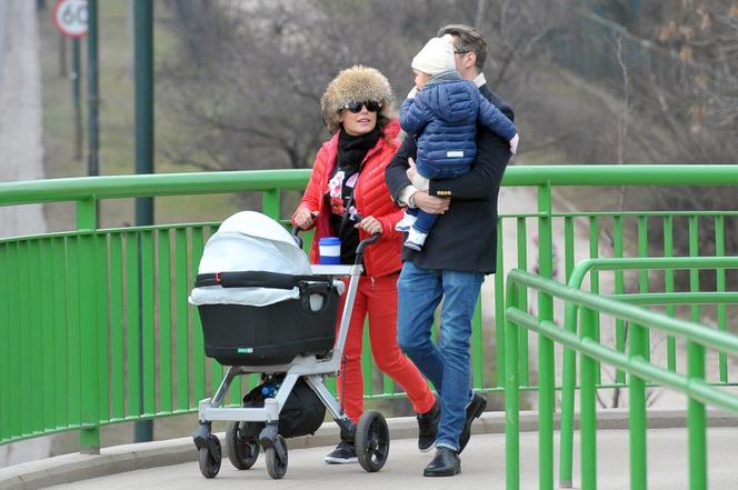 Anna Mucha i Marcel Sora na spacerze z dziećmi