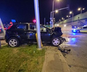 Auto spadło z kilku metrów na tory tramwajowe w Warszawie