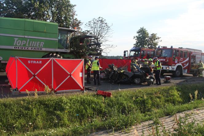 Czołówka osobówki z kombajnem. Jedna osoba nie żyje