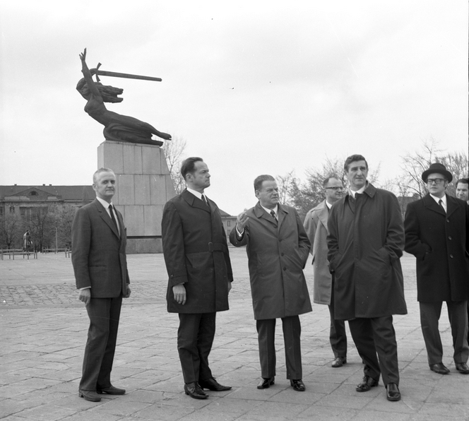 Warszawa kiedyś i dziś. Zobacz, ile się zmieniło przez 40 lat! [ARCHIWALNE ZDJĘCIA]