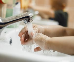 Legionella wciąż sieje postrach. Sanepid wydał wytyczne dla szkół