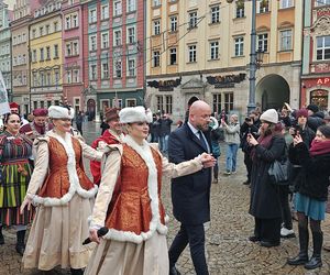 Polonez dla Fredry 2025 we Wrocławiu. Maturzyści zatańczyli na Rynku [ZDJĘCIA]