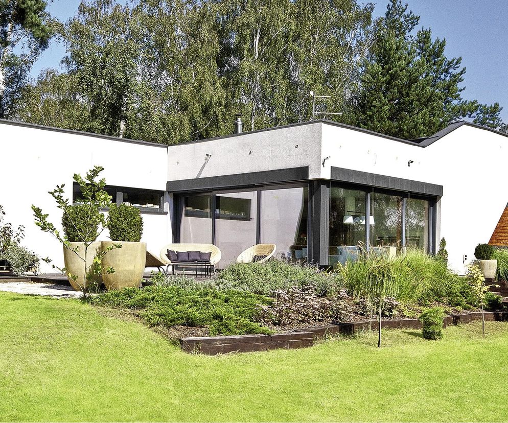 Nowoczesny dom z uskokiem. Zadziorną bryłę domu zaprojektował młody architekt