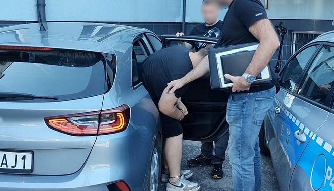 Makabra w Ostrowie. Rozłupał kamieniem czaszkę kurierowi. 