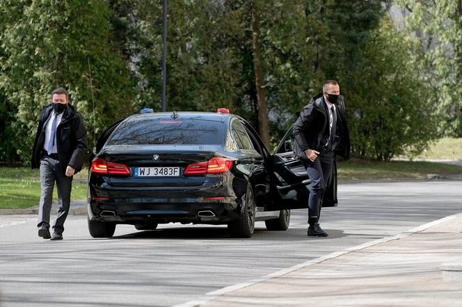 Premier Mateusz Morawiecki w maseczce ochronnej pod Kancelarią Premiera