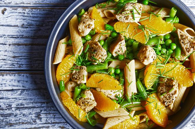 Sałatka z makaronu pełnoziarnistego z kurczakiem i pomarańczą