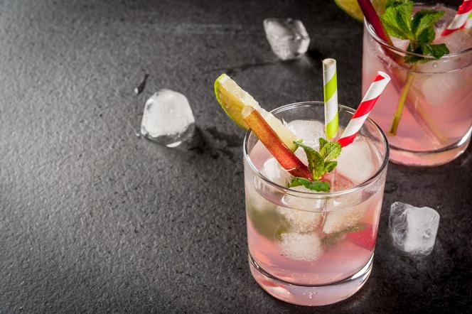 Mojito z rabarbarem - wypróbuj wiosenną wersję popularnego koktajlu!