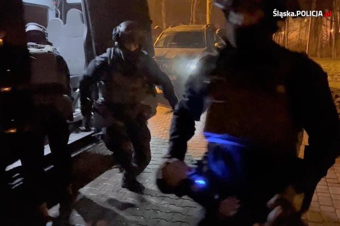 "Nic nie rób, to nic się nie stanie". Napastnicy powalili go na ziemię. Ich łupem padło 800 tysięcy zł i zegarki