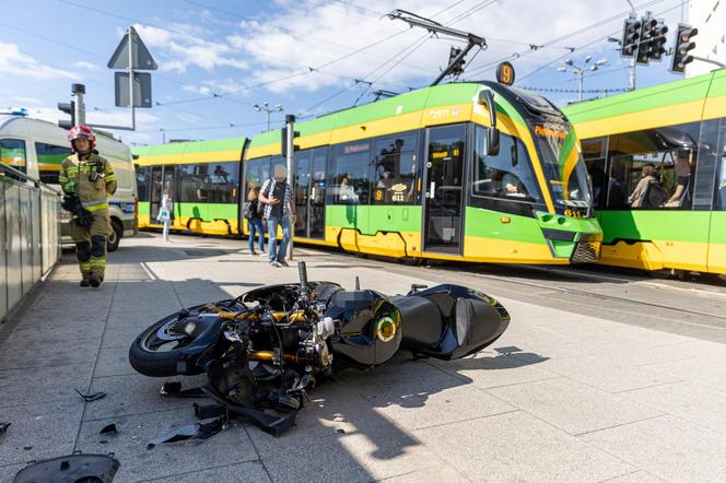 Motocyklista wjechał w przystanek