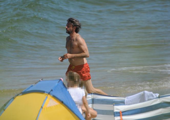 Olivier Janiak jak David Hasselhoff na plaży nad Bałtykiem