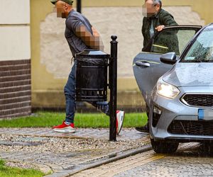 Papieros w jednej ręce, kradziona biżuteria - w drugiej. Beztroski złodziej w rękach policji