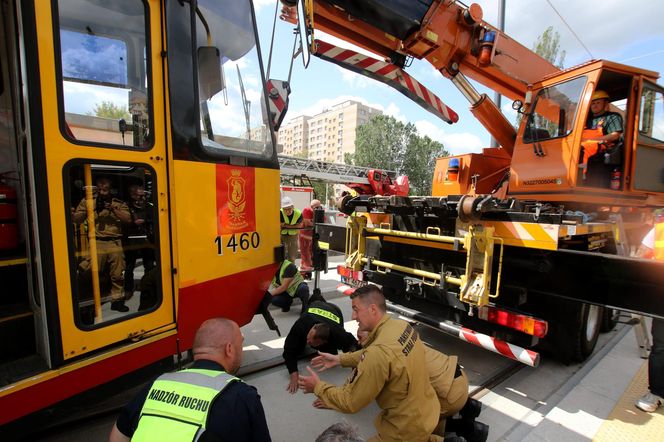 Tramwaj na Stegnach zawisł nad ziemią. Strażacy padli na kolana 