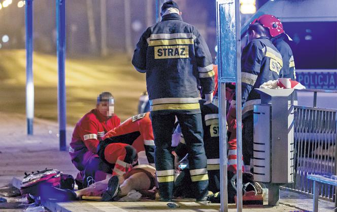 Ratując noworodka roztrzaskali się na słupie