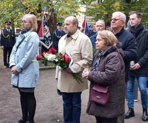 Zapalono znicze dla rozstrzelanych mieszkańców Leszna. W rocznicę tragicznych wydarzeń [ZDJĘCIA]