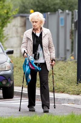 1 publ_Krystyna Loska ćwiczy z kijkami