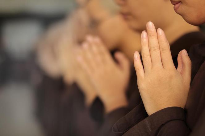 Znany ksiądz wskazuje, jak powinny modlić się kobiety. Oto, jak powinny wypowiadać słowa ważnej modlitwy 