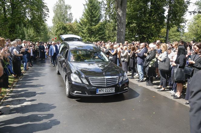 Fani i artyści żegnają Joannę Kołaczkowską. Pogrzeb artystki na Powązkach [ZDJĘCIA]