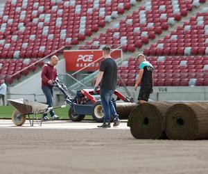 Rozkładanie murawy na Stadionie Narodowym