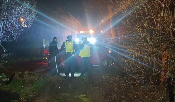 Sąsiadka zastawiła drogę samochodem w Urzejowicach. Po interwencji "Super Expressu" auto zostało odholowane! [GALERIA]